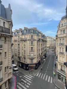 巴黎的住宿－Louis’ haven，享有城市街道和建筑的景色