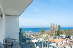 een balkon met uitzicht op de oceaan bij Your Holidays Promenada Gwiazd 14 in Międzyzdroje