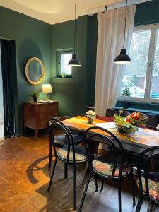 The cozy family Retreat Lübeck في لوبيك: غرفة طعام مع طاولة وكراسي
