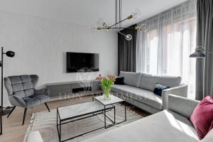 uma sala de estar com um sofá e uma mesa em Lion Apartments - SCALA City Center Premium Apartments ID em Gdansk