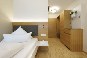 Postel nebo postele na pokoji v ubytování Hotel Hiller in Abstatt