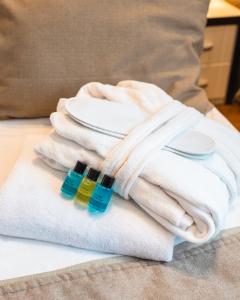un mucchio di asciugamani seduti sopra un letto di CASPIAN BUSINESS HOTEL a Baku