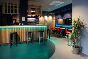O lounge ou bar de acama Hotel & Hostel Kreuzberg
