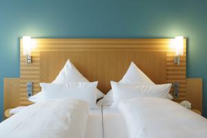 Postel nebo postele na pokoji v ubytování Hotel Hiller in Abstatt