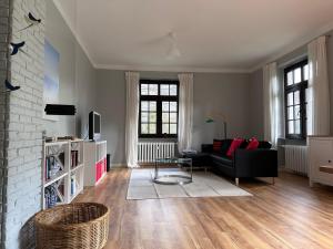 uma sala de estar com um sofá preto e uma lareira em FeWo Schöne Aussicht em Plettenberg