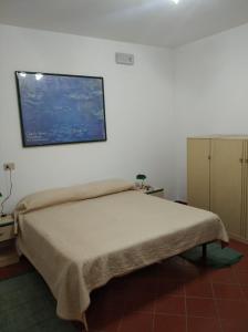 1 dormitorio con 1 cama y una pintura en la pared en B&B vacanze Mille Colori en Cinisi