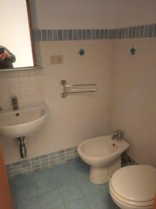 La salle de bains est pourvue de toilettes et d'un lavabo. dans l'établissement B&B vacanze Mille Colori, à Cinisi