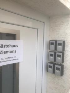 Gästehaus Ziemons في كوشيم: وضع علامة على جانب الباب مع وضع علامة عليه