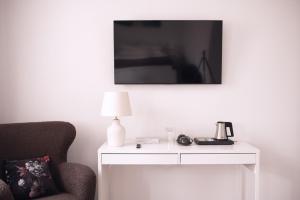 TV a/nebo společenská místnost v ubytování Laurentroom Hotel