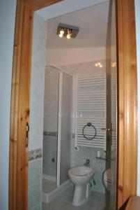 ein Bad mit einem WC und einem Waschbecken in der Unterkunft Residence Amici del Sorriso in Villa Celiera