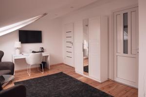 TV a/nebo společenská místnost v ubytování Laurentroom Hotel