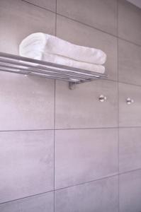 un montón de toallas en un estante en un baño en Laurentroom Hotel en Ukmergė