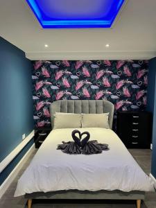 Un dormitorio con una cama con una cinta negra. en Murrayfield Stadium Basement - 3 Bed 3 Bath, en Edimburgo