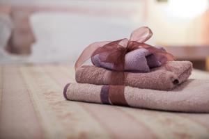 a stack of towels with a bow on top at La Casa Gialla di Buonconvento in Buonconvento