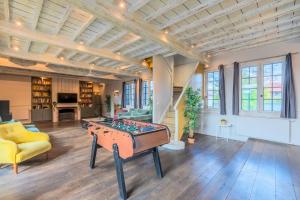 - un salon avec un baby-foot au milieu dans l'établissement 15 Min to Lille - Beautiful 14p House, 5 Bedrooms, à Sainghin-en-Mélantois