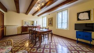 a dining room with a table and a tv at CLARA'S HOUSE in Quara
