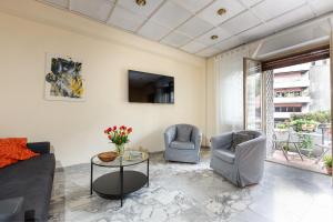 ローマにあるVATICAN Gregory Apartmentのリビングルーム(椅子2脚、テレビ付)