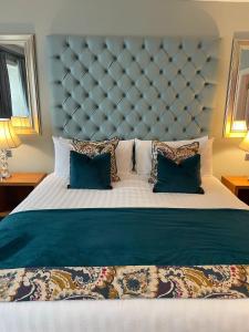 Katil atau katil-katil dalam bilik di Headfort Arms Hotel