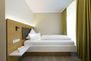 Postel nebo postele na pokoji v ubytování Hotel Hiller in Abstatt