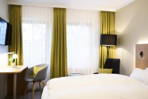 Postel nebo postele na pokoji v ubytování Hotel Hiller in Abstatt