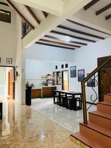 sala de estar con mesa y cocina en Zzz, en Banyuwangi