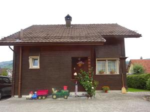 ein kleines Haus mit Spielzeugzugmaschinen davor in der Unterkunft Ferienwohnung Inauen in Appenzell
