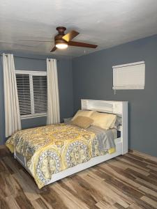 Una cama o camas en una habitación de West Mitchell