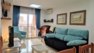 uma sala de estar com um sofá e uma televisão em ACV- Costa Marina I-1ªlinea planta 5 norte em Oropesa del Mar