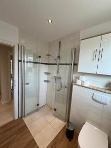 een badkamer met een douche en een toilet bij Ferienwohnung Aspelohe - Apartment 2 in Norderstedt