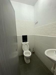 uma casa de banho com um WC e um lavatório em OYO 90935 Langkawi Western Motel em Pantai Cenang