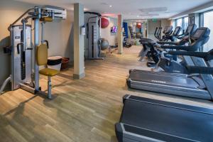 een fitnessruimte met loopbanden en crosstrainers in een kamer bij Harbour Hotel & Spa Salcombe in Salcombe