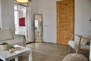 a living room with a couch and a table at Strandvogtei Sellin - FeWo 5 - sehr zentrales großes Apartment in Ostseebad Sellin