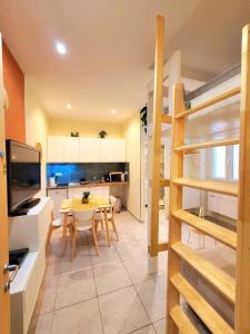 a kitchen and a dining room with a table and chairs at Studio Mezzanine neuf, Monaco à pied, Clim - WIFI in Beausoleil