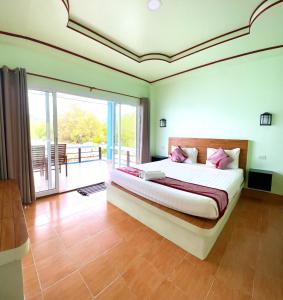 タオ島にあるオーシャンビュー リゾートのベッドルーム(大型ベッド1台、バルコニー付)