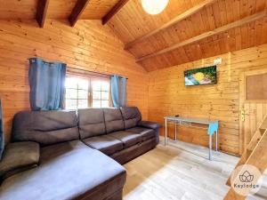ein Wohnzimmer mit einem Sofa in einer Hütte in der Unterkunft Joli Coeur - Bungalow aux Makes - Saint-Louis in Saint-Louis