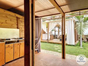 an open kitchen with a view of a backyard at Joli Coeur - Bungalow aux Makes - Saint-Louis in Saint-Louis