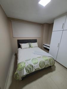- une petite chambre avec un lit et un blanc dans l'établissement Unit 103 Tenbury, à Durban