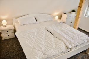 Postel nebo postele na pokoji v ubytování Strandvogtei Sellin FeWo 3 - sehr zentrales und geräumiges Apartment