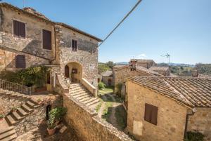 una vista panorámica de un casco antiguo con edificios de piedra en Casa Rollo, en Montegabbro
