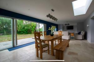 uma sala de jantar e sala de estar com mesa e cadeiras em Beautiful 4 bed semi rural house em Southam