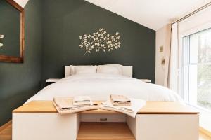 Chambre Lumineuse Dans Une Maison Moderne في Treyvaux: غرفة نوم بسرير ابيض بجدار اخضر