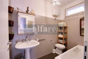 a bathroom with a sink and a toilet at Villa PIEMONTE, 3 camere, 3 bagni, e splendida vista mare! by Alfareal in Castiglione della Pescaia +30 photos