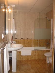 La salle de bains est pourvue d'un lavabo, d'une douche et de toilettes. dans l'établissement APARTAMENTO SEVILLA, à Alcalá de Guadaira