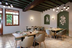 een eetkamer met houten tafels en stoelen bij Can Xim-Turismo de Interior in Alaró