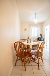a dining room with a table and four chairs at Apartments Mijajov Dvor in Sumartin
