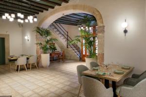 restauracja ze stołami i krzesłami oraz schodami w obiekcie Can Xim-Turismo de Interior w mieście Alaró