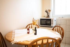 einen Esstisch mit einer Mikrowelle in der Küche in der Unterkunft Apartments Mijajov Dvor in Sumartin