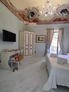un ampio soggiorno con soffitto a cassettoni e una camera da letto di Lipari Suite B&B a Città di Lipari