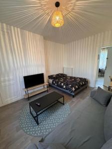 ein Wohnzimmer mit einem Sofa und einem Couchtisch in der Unterkunft L'Eco Studio in Le Havre