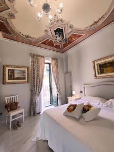 een slaapkamer met een groot wit bed en een plafond bij Lipari Suite B&B in Lipari